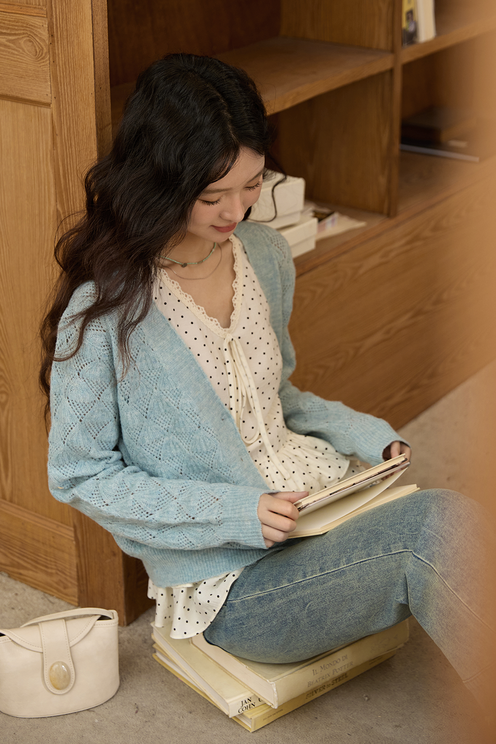 女性のためのニットシャツ