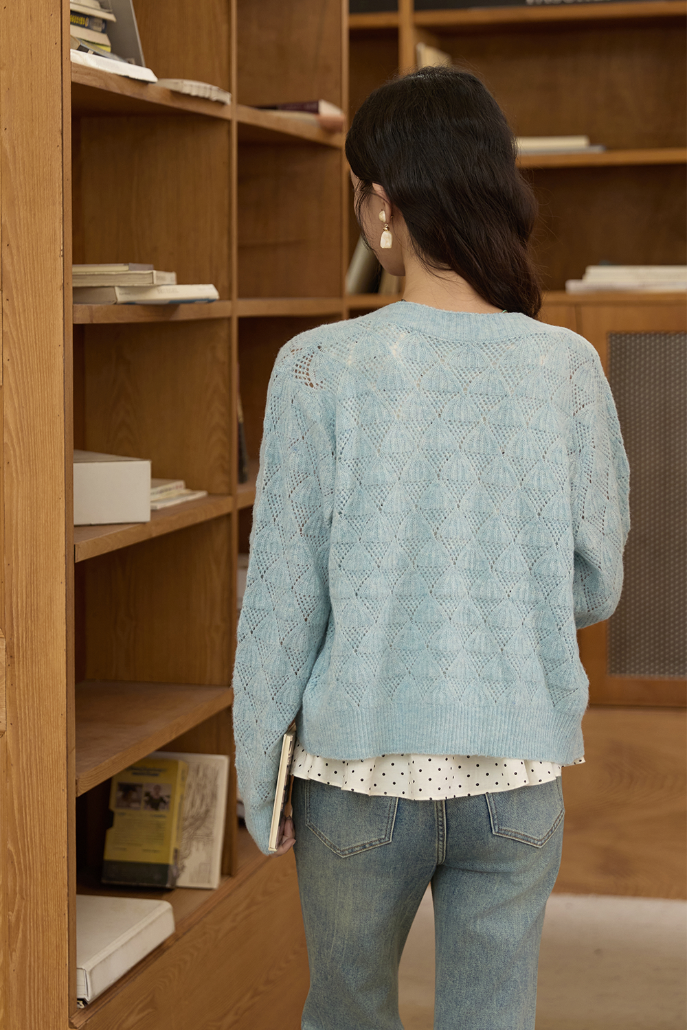女性のためのニットシャツ