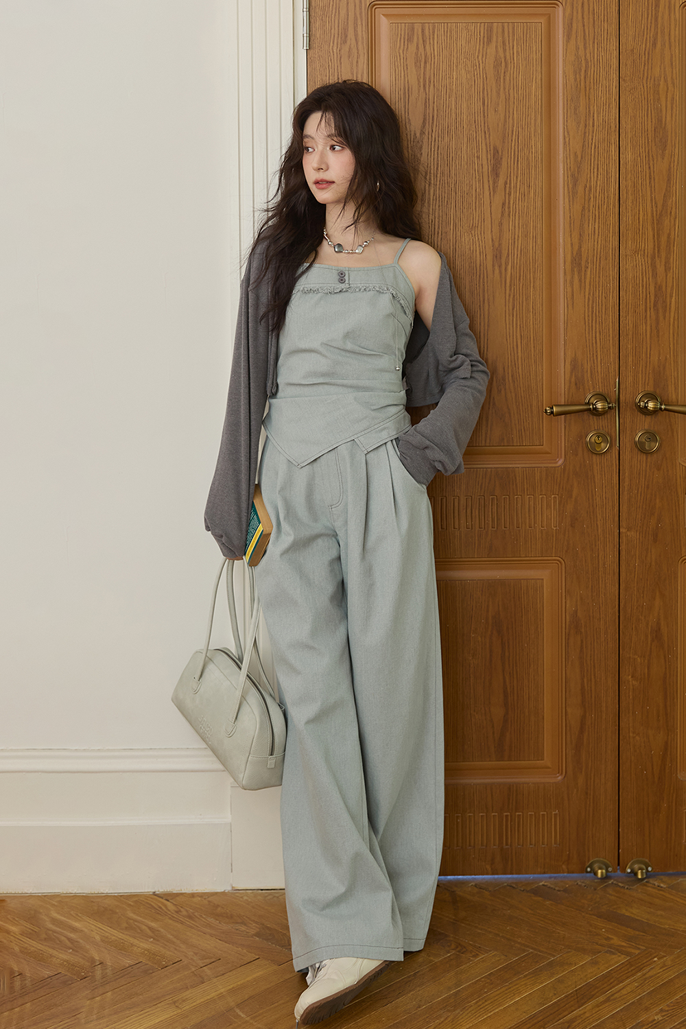Bộ dây đeo và áo khoác cardigan được bán riêng