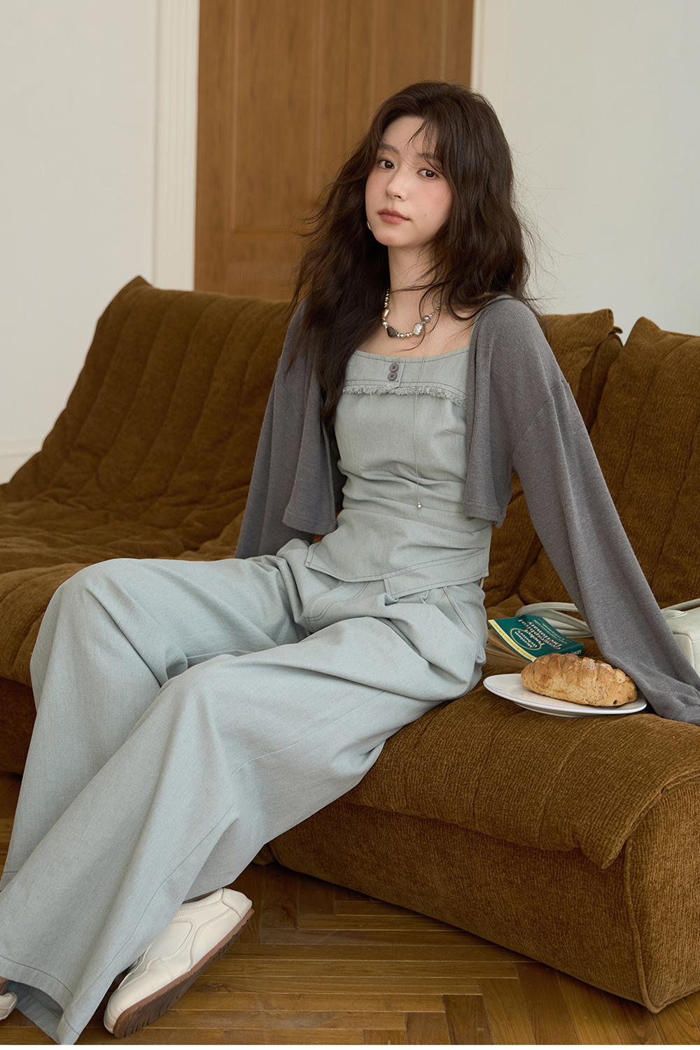 Bộ dây đeo và áo khoác cardigan được bán riêng