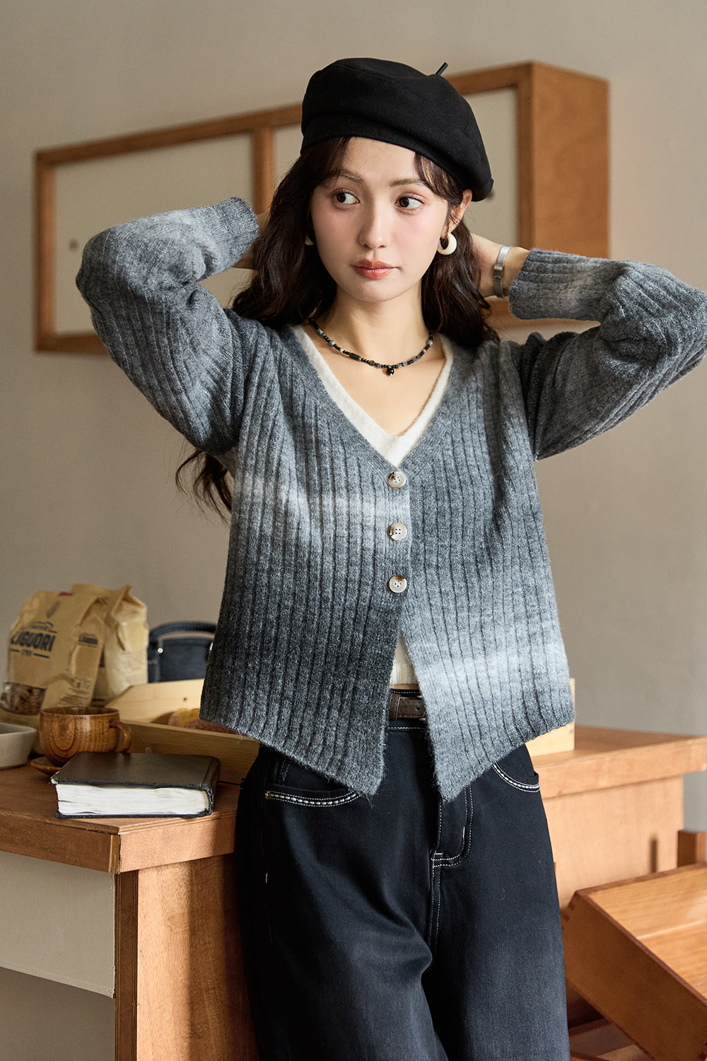 女性のためのニットシャツ