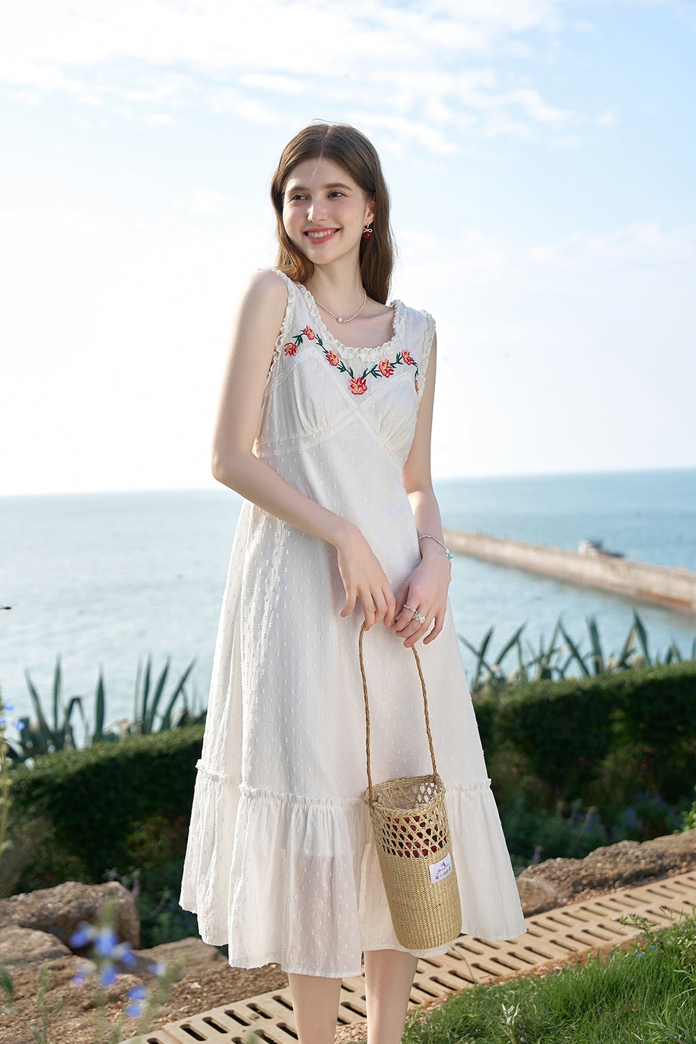 ชุดเดรสยาวปานกลางดีไซน์ปักแขนกุดสำหรับผู้หญิง