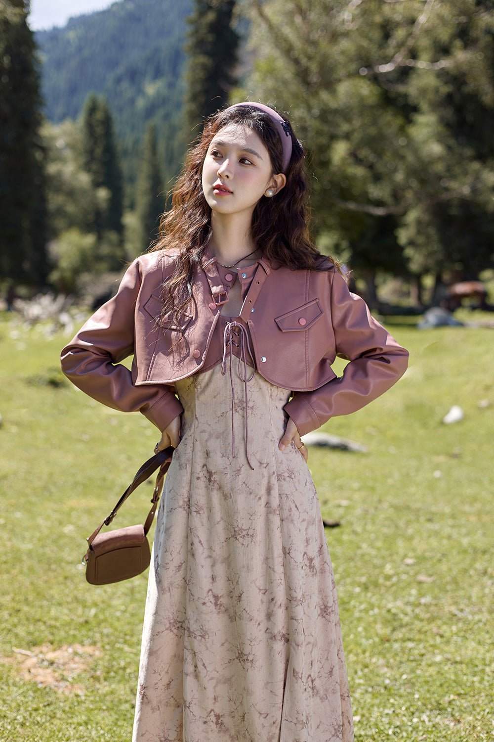 ชุดเดรสสายเดี่ยวและเสื้อโค้ท ขายแยกกัน