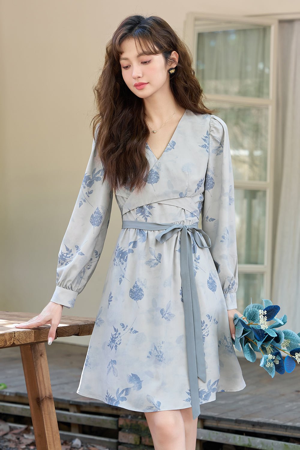 ชุดเดรสยาวปานกลางสีพื้นหรูหราสำหรับผู้หญิง