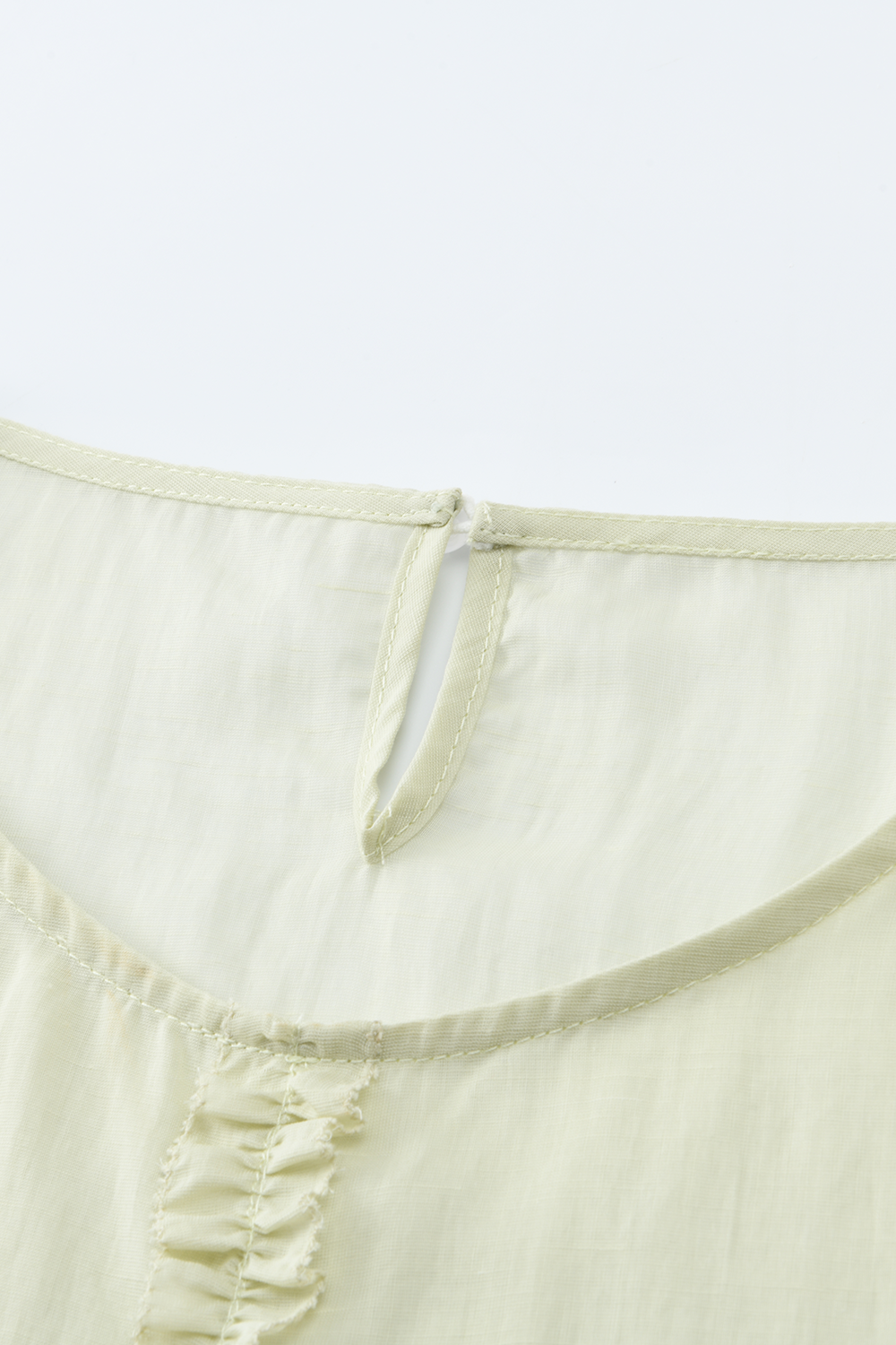 여성용 블라우스와 벨트