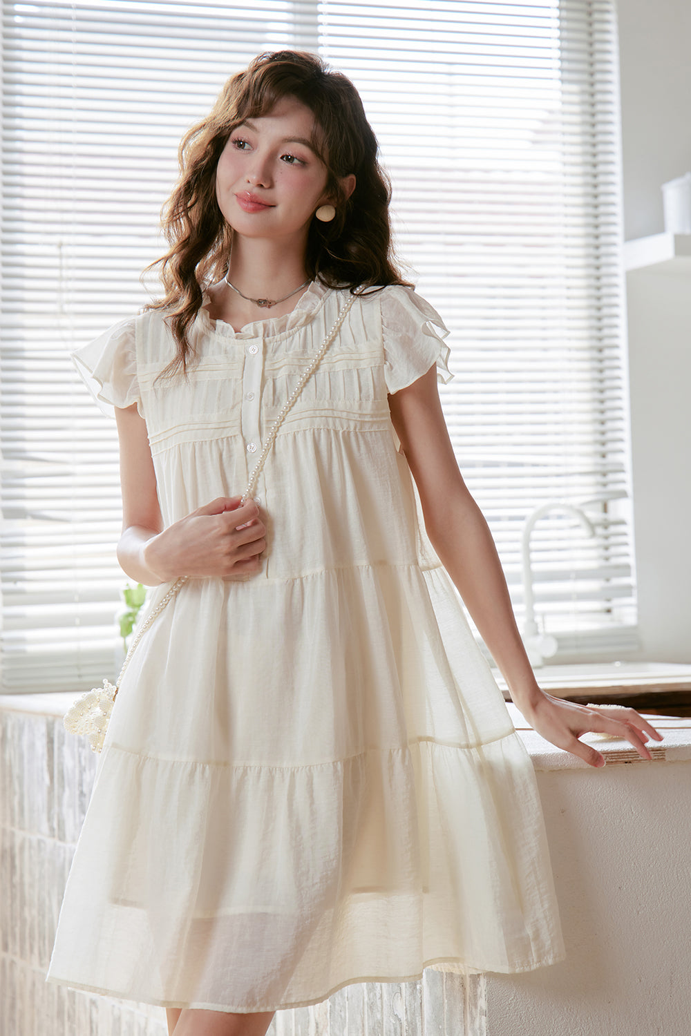 女性のためのAラインのミディドレス