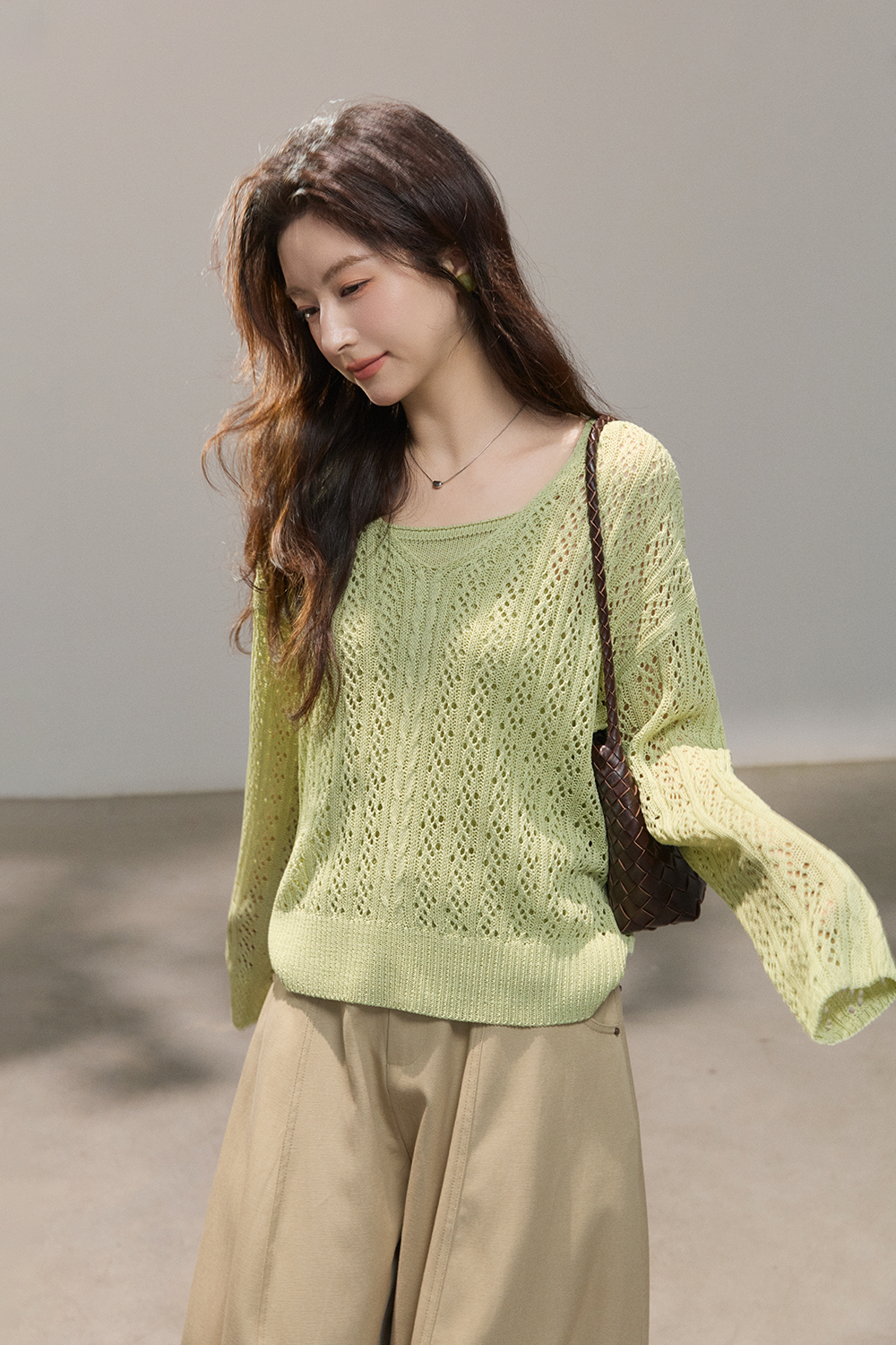 女性のためのニットシャツ