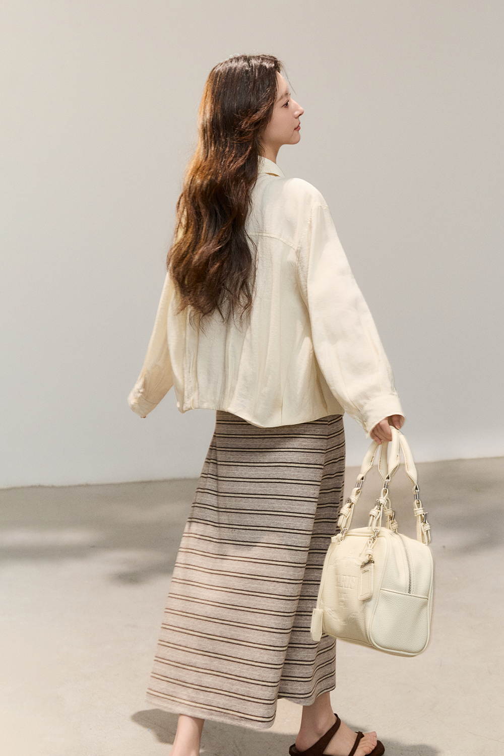 ชุดเดรสสายเดี่ยวและเสื้อเชิ้ตขายแยกกัน