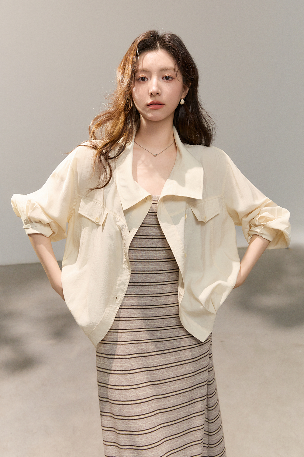 ชุดเดรสสายเดี่ยวและเสื้อเชิ้ตขายแยกกัน