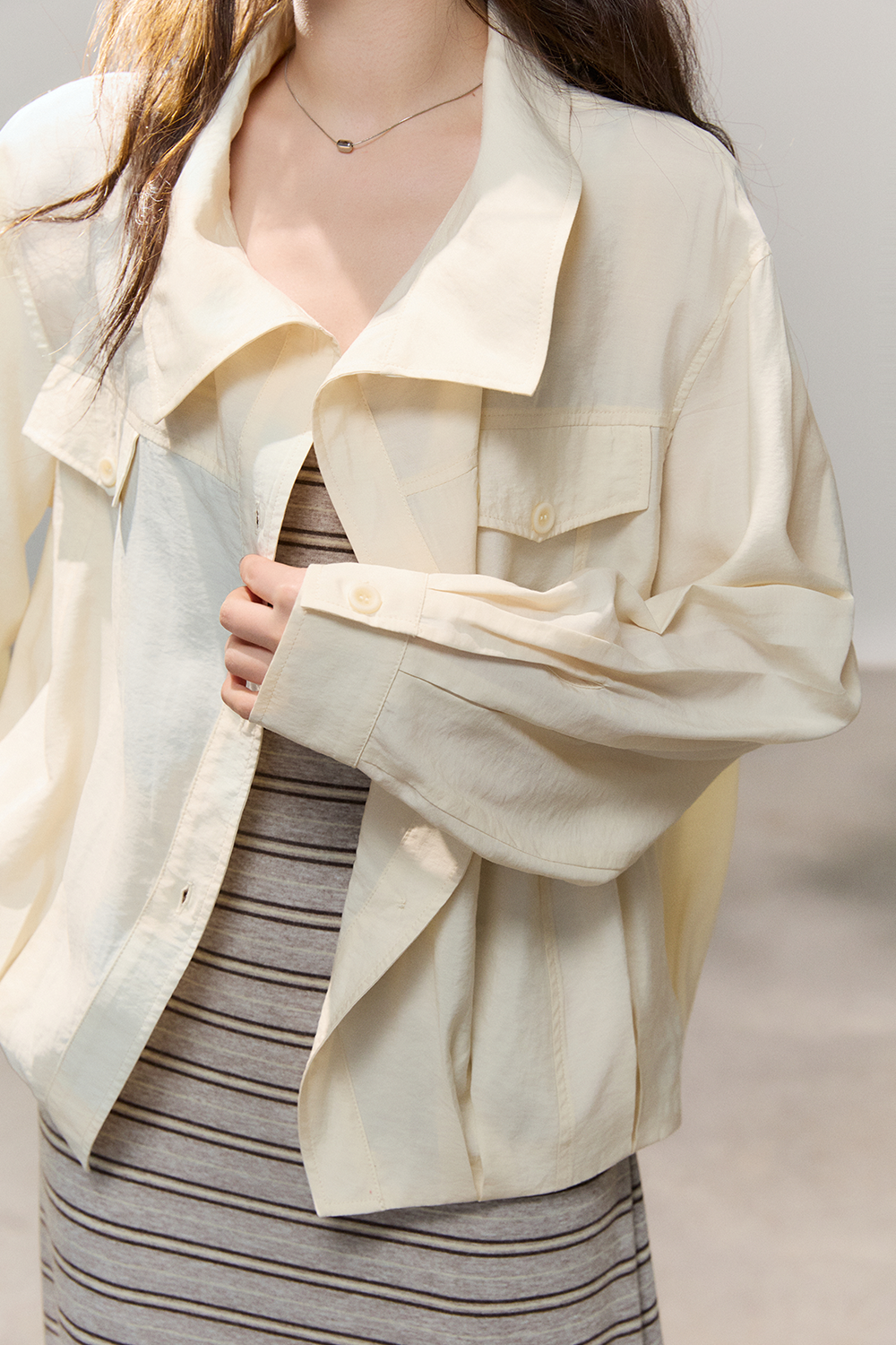 ชุดเดรสสายเดี่ยวและเสื้อเชิ้ตขายแยกกัน