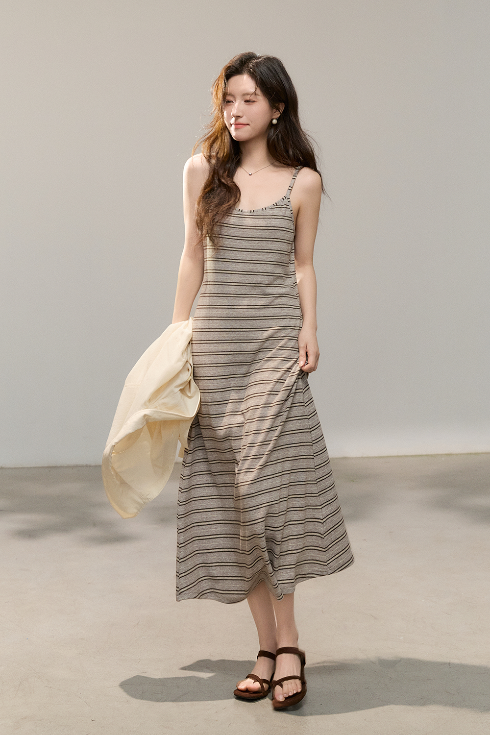 ชุดเดรสสายเดี่ยวและเสื้อเชิ้ตขายแยกกัน