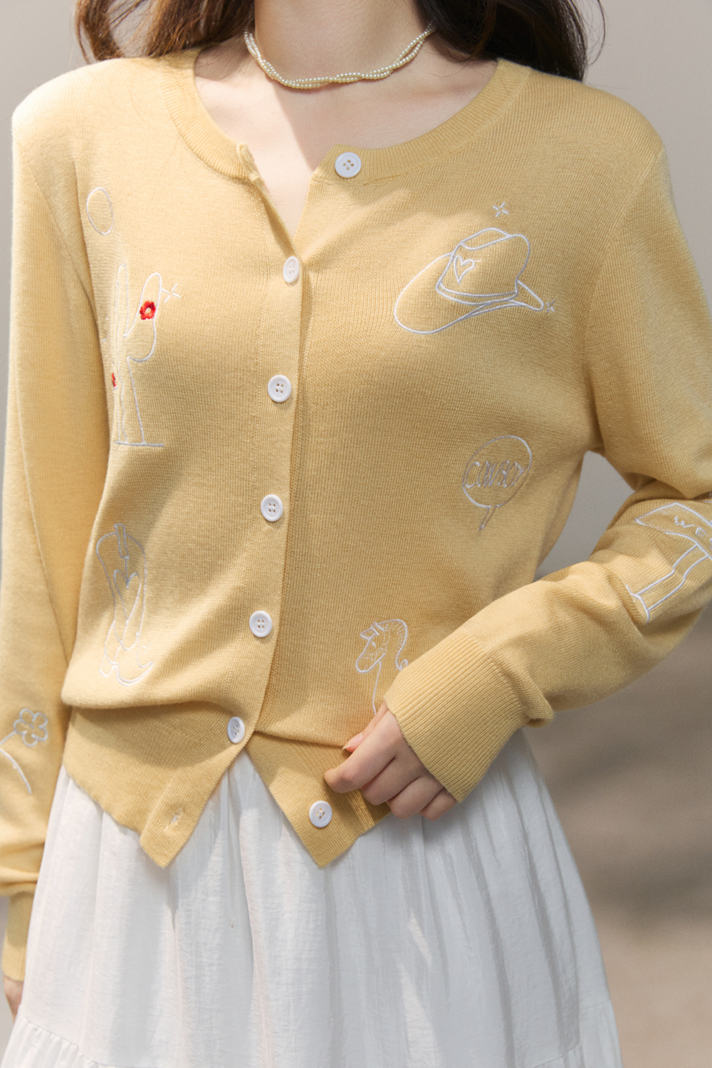 女性のためのニットシャツ