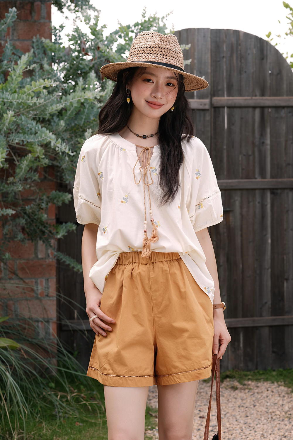 ชุดเสื้อเบลาส์และกางเกงขาสั้น