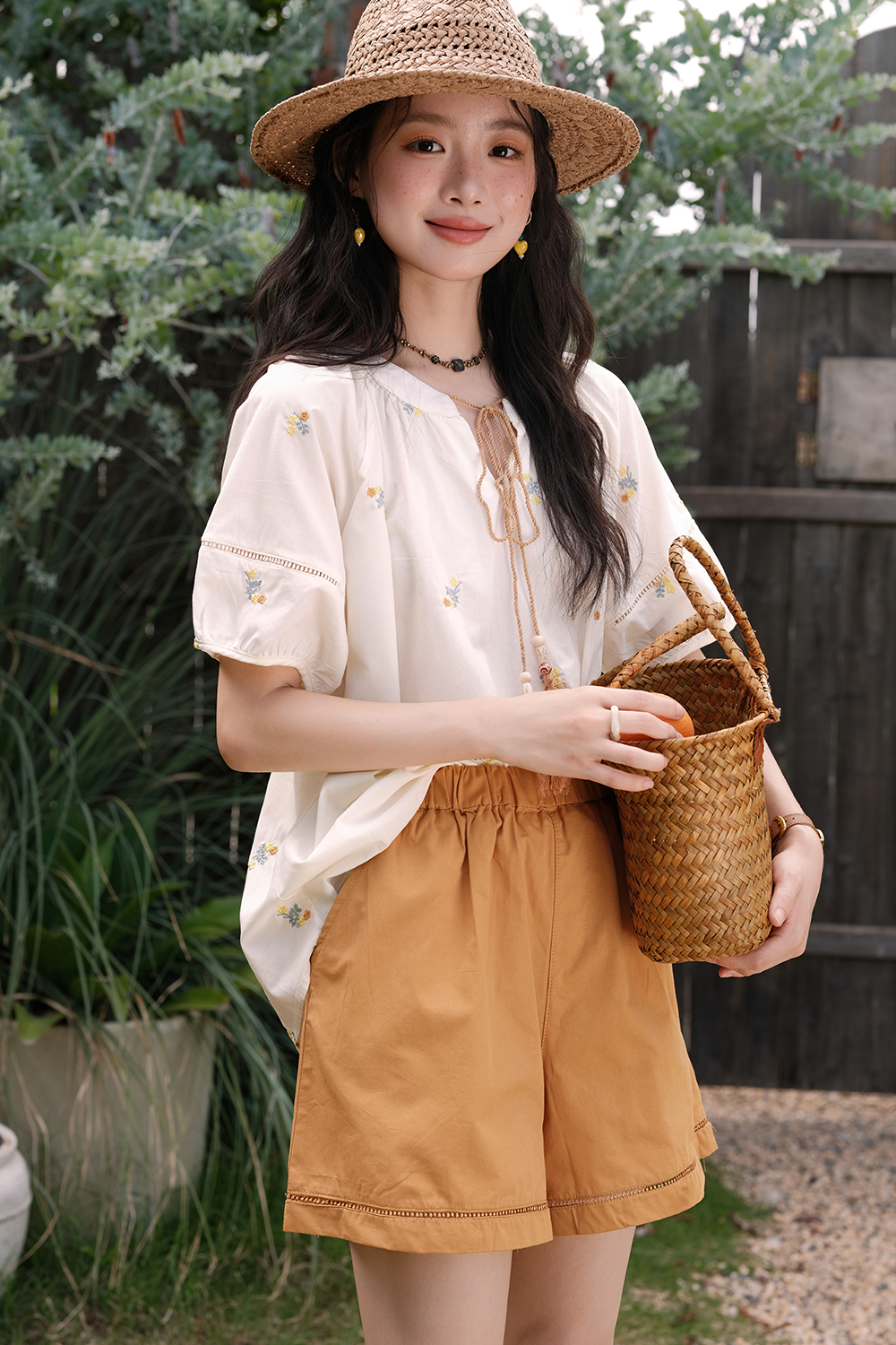 ชุดเสื้อเบลาส์และกางเกงขาสั้น