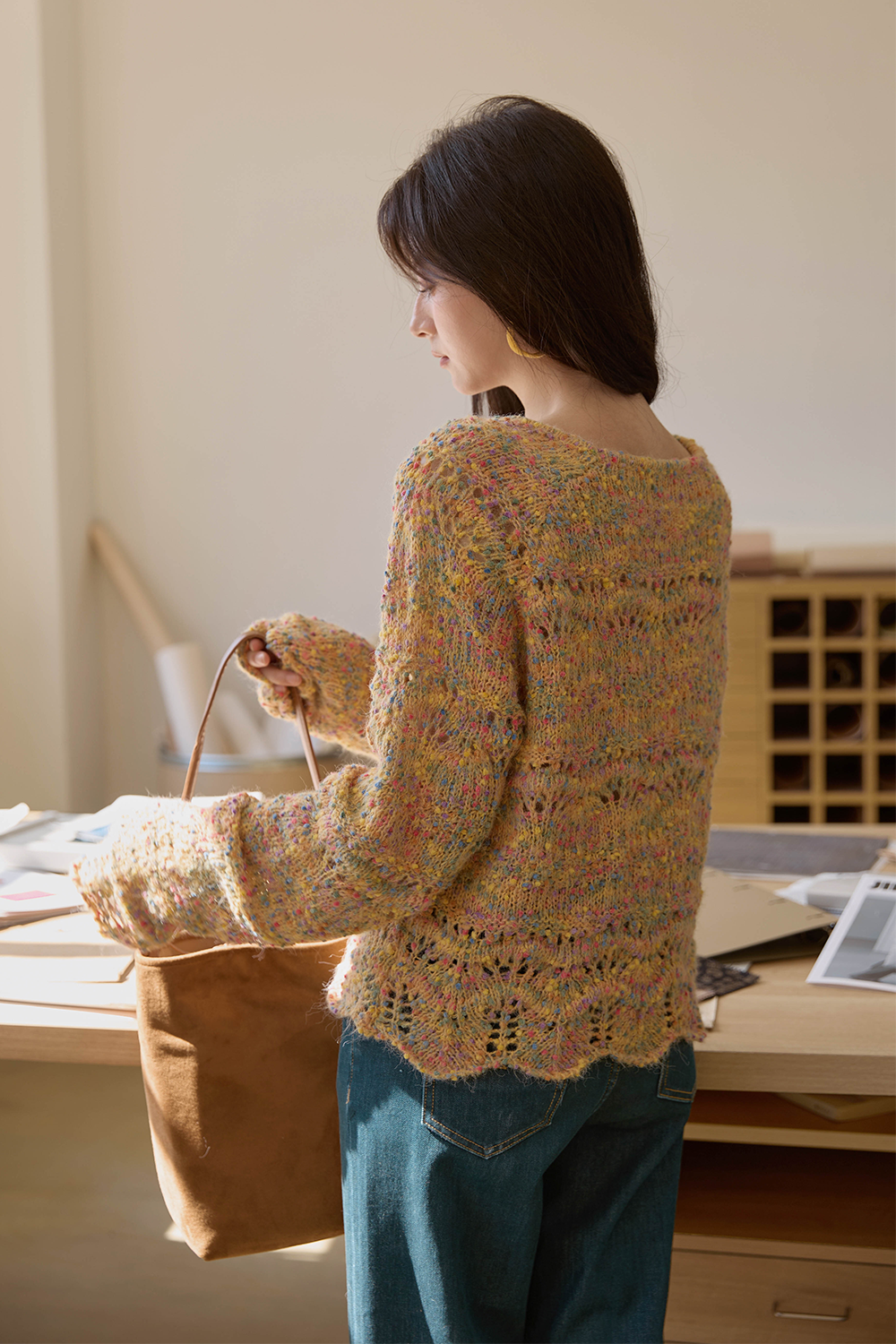 女性のためのニットシャツ