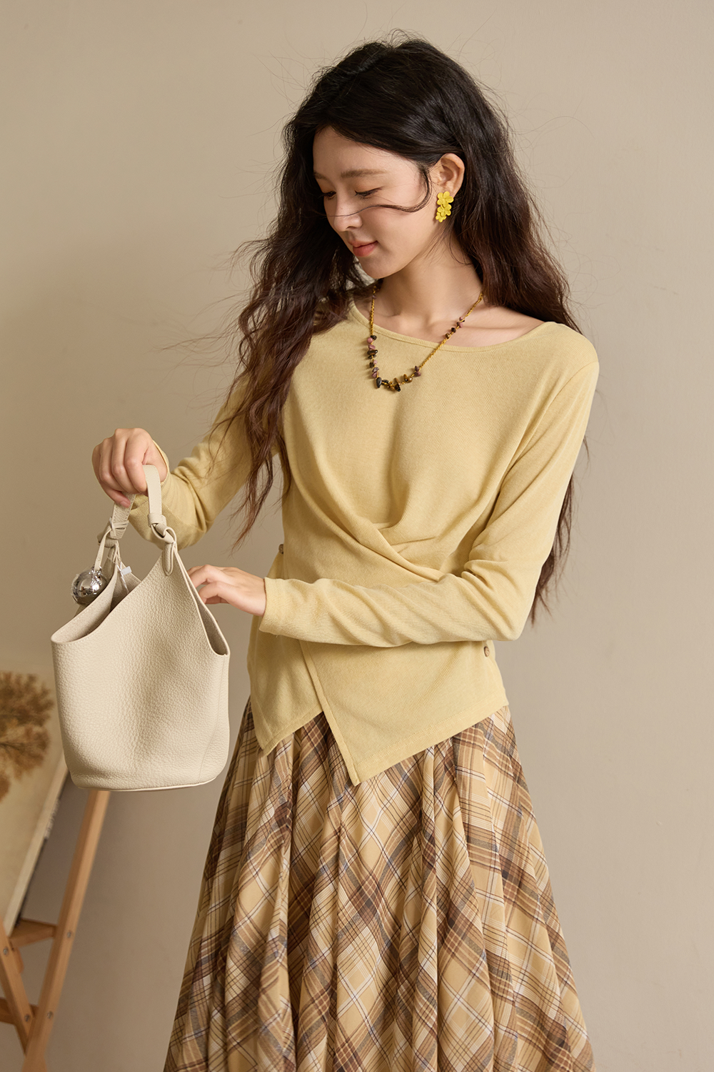 女性のためのニットシャツ