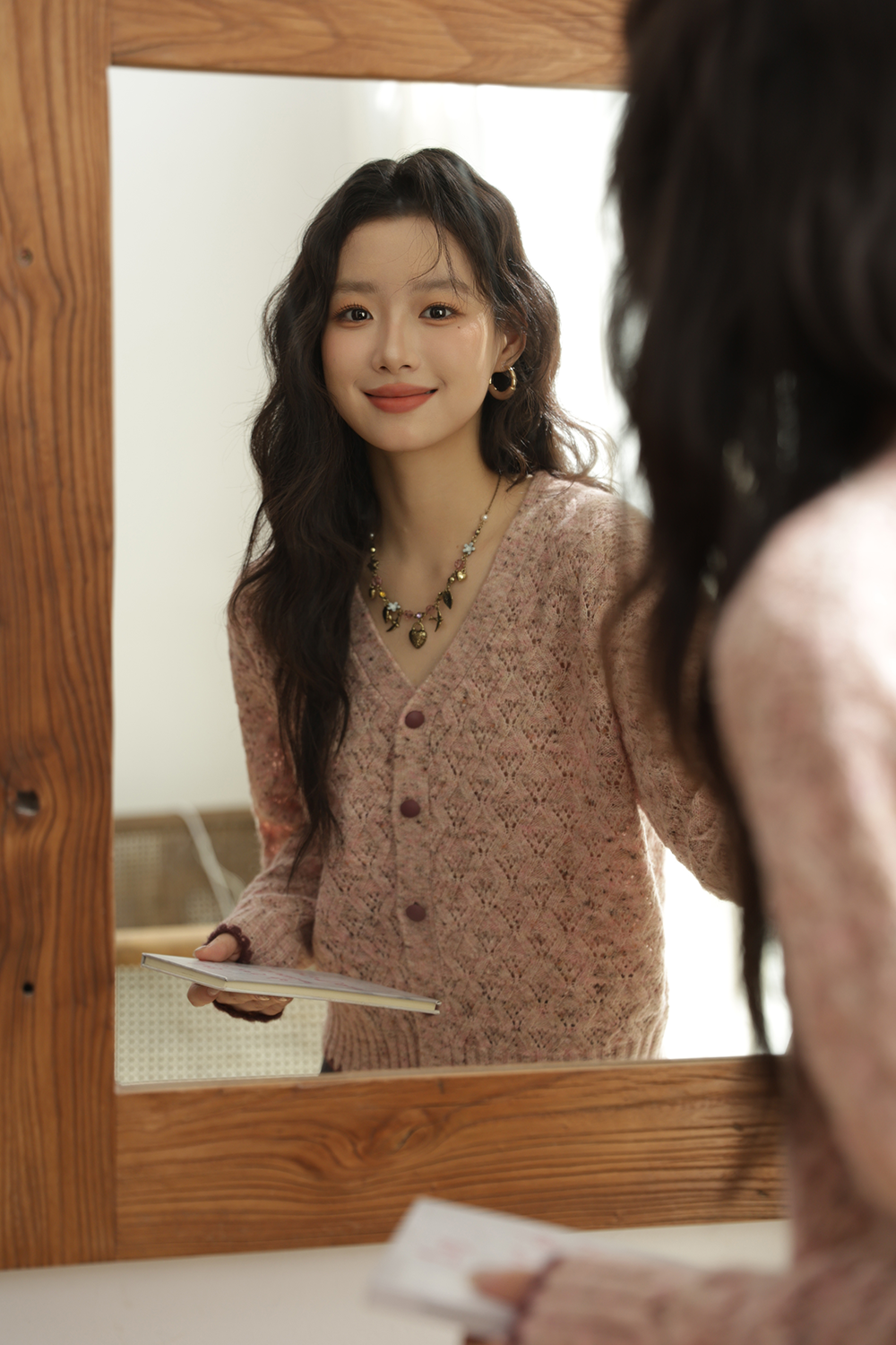 女性のためのニットシャツ