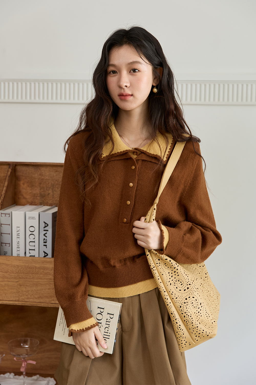 女性のためのニットシャツ