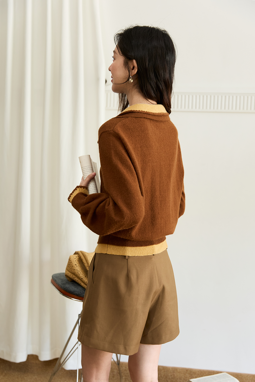 女性のためのニットシャツ