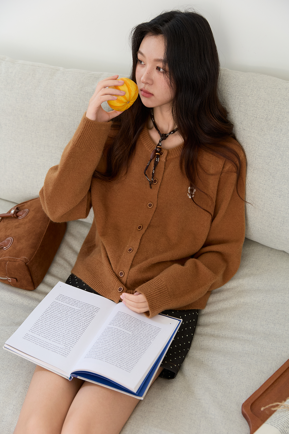 女性のためのニットシャツ