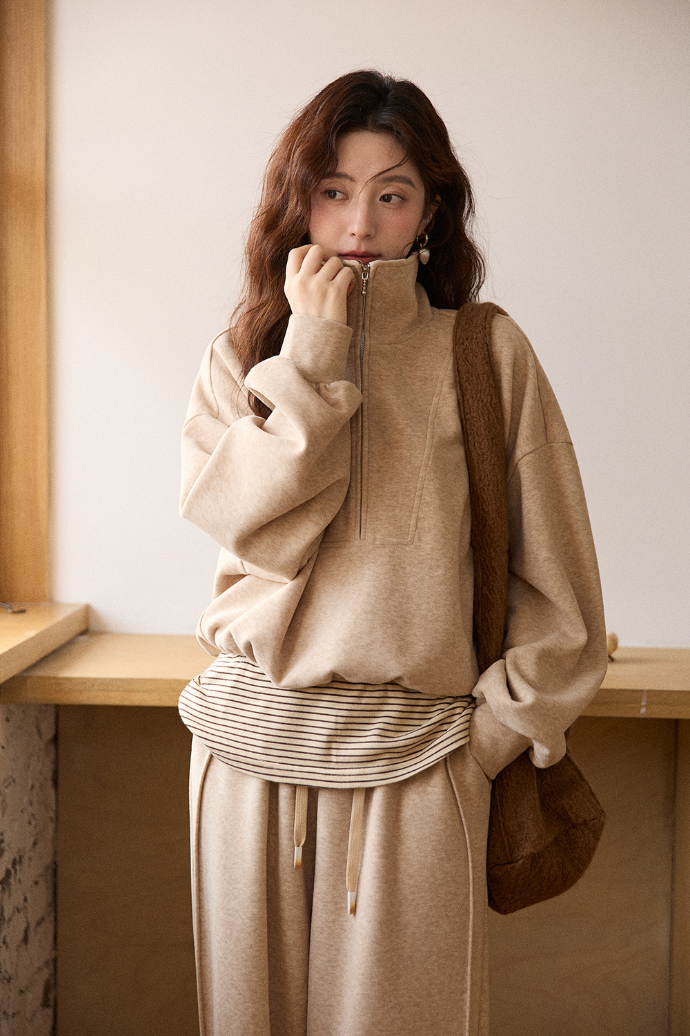 스웨트셔츠와 팬츠 슈트 세트