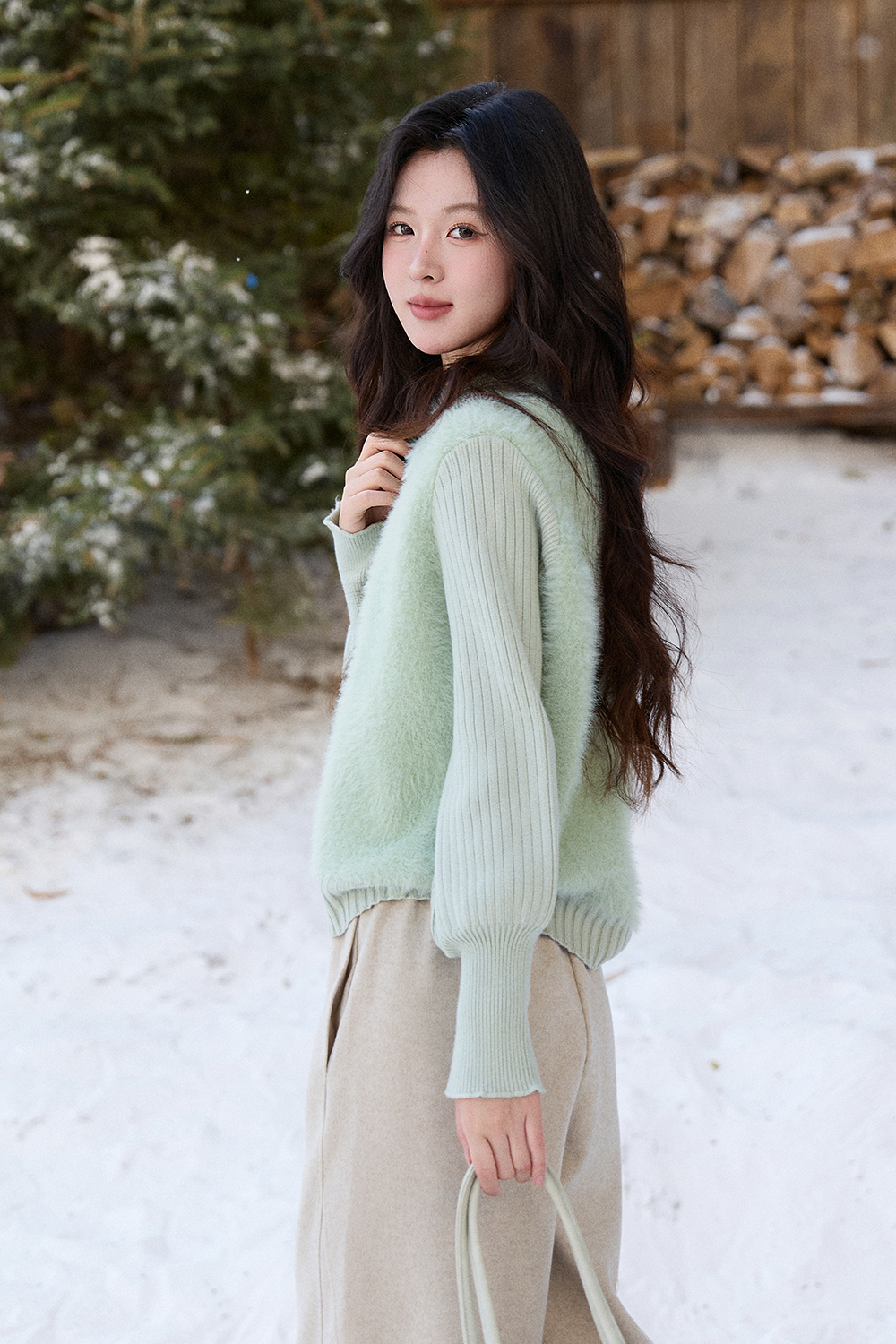 女性のためのニットシャツ