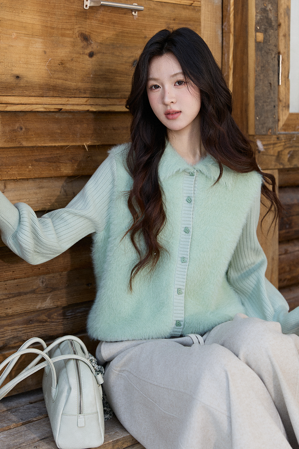 女性のためのニットシャツ