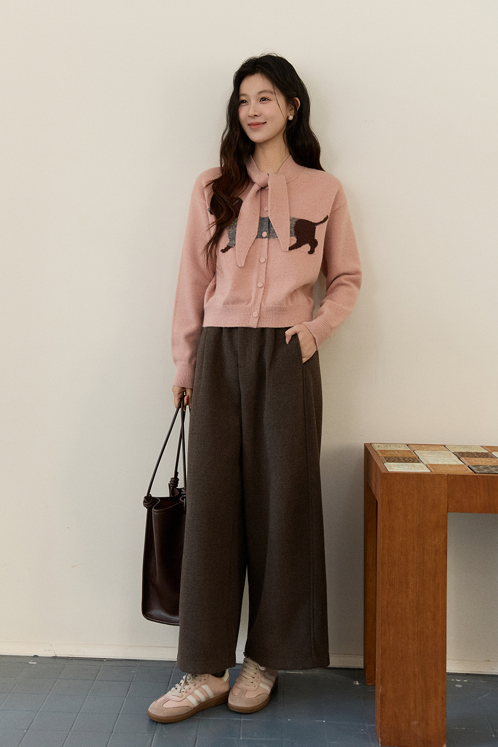 女性のためのニットシャツ