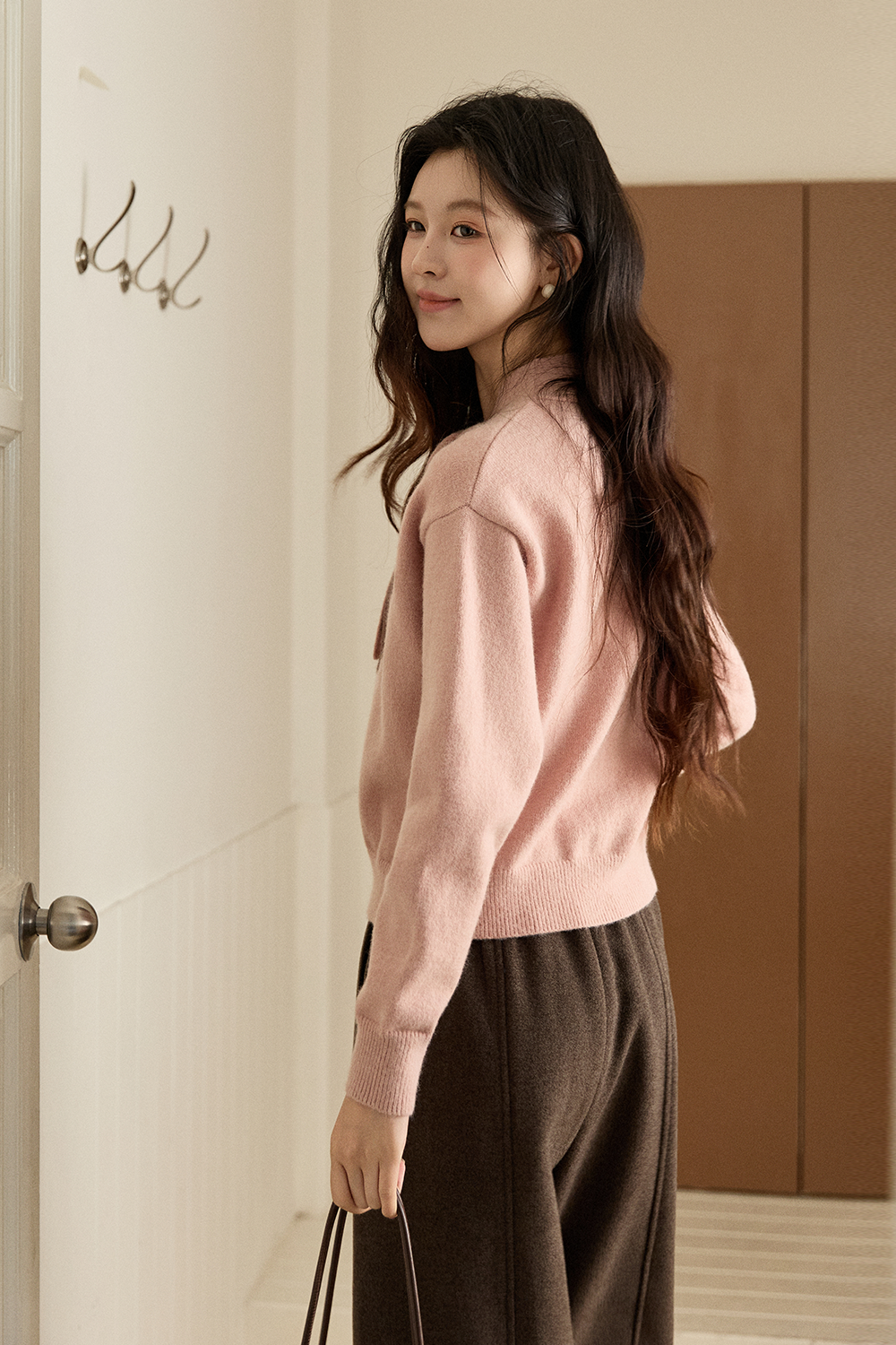 女性のためのニットシャツ