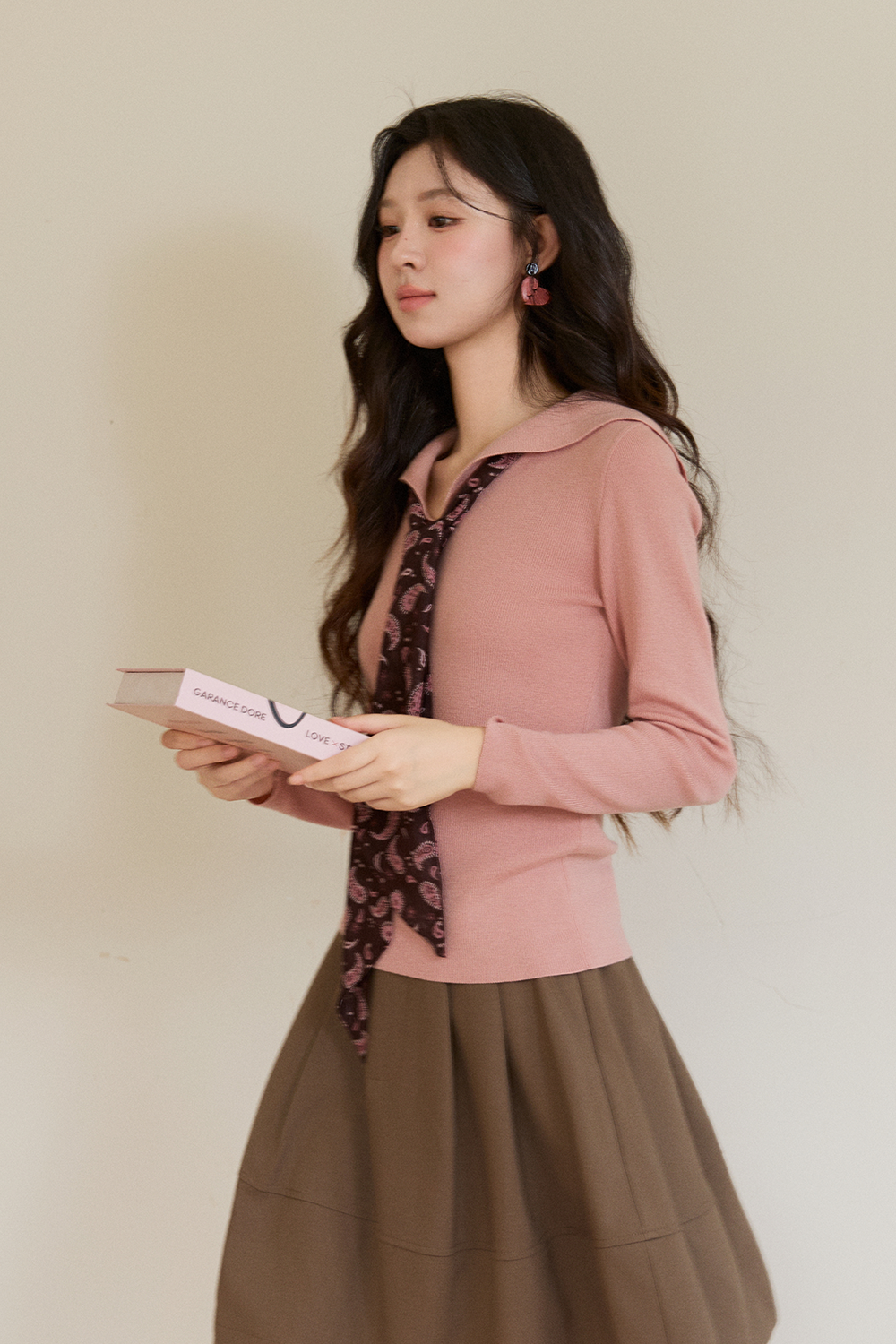 Áo len dệt kim + Khăn lụa cho nữ