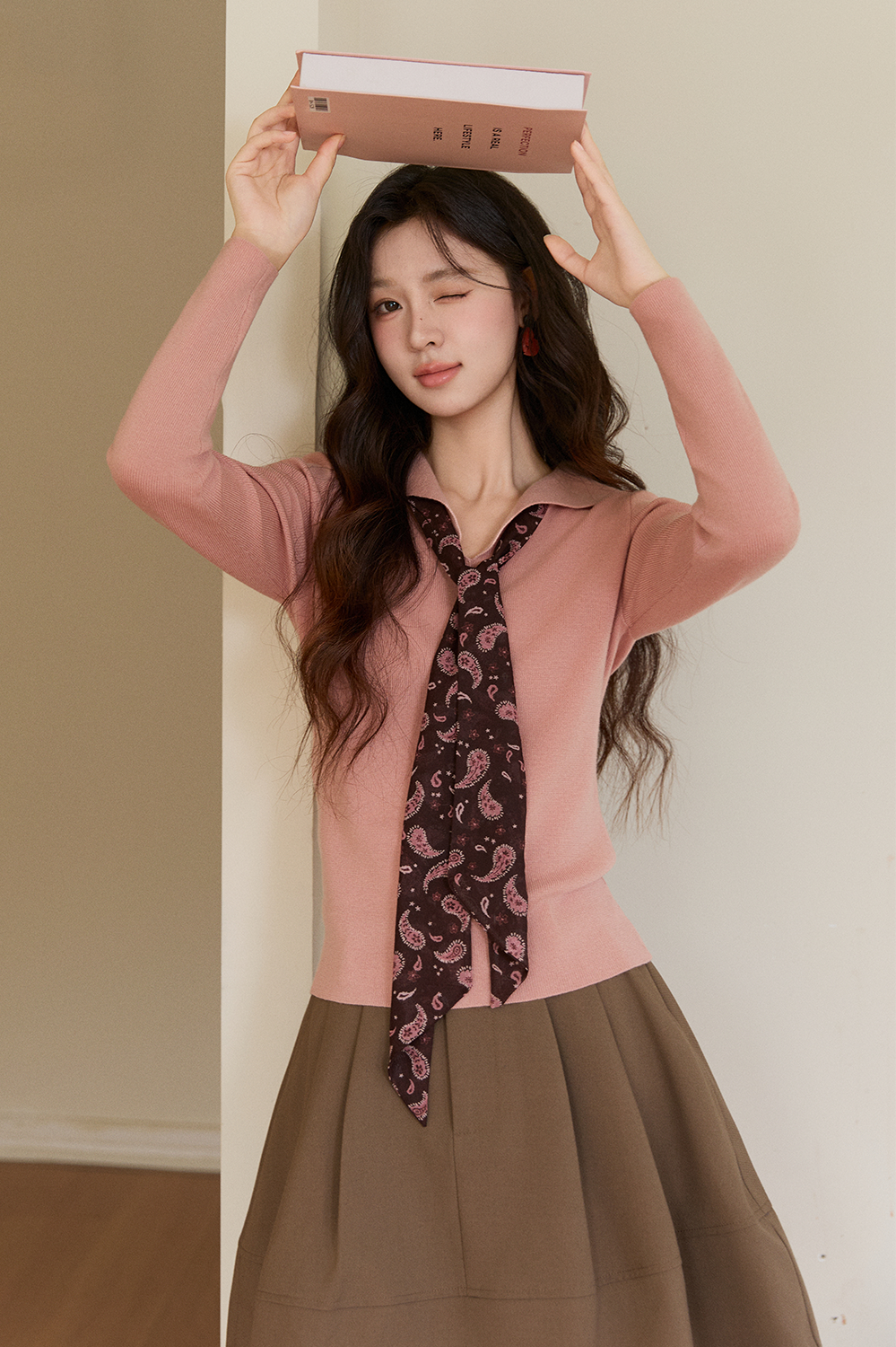Áo len dệt kim + Khăn lụa cho nữ