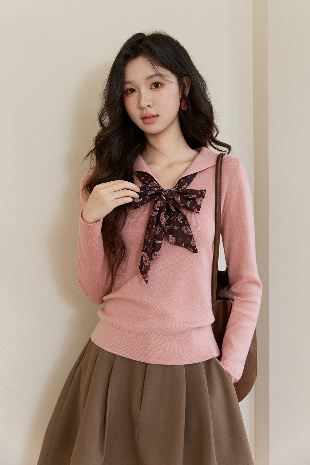 Áo len dệt kim + Khăn lụa cho nữ