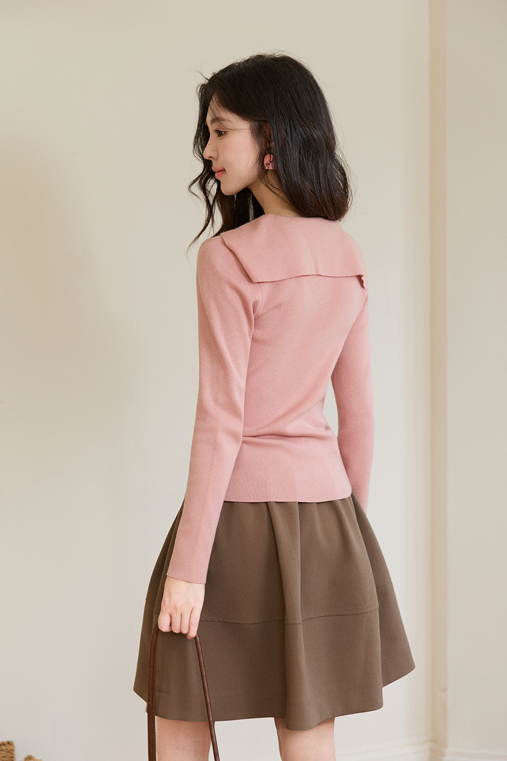 Áo len dệt kim + Khăn lụa cho nữ