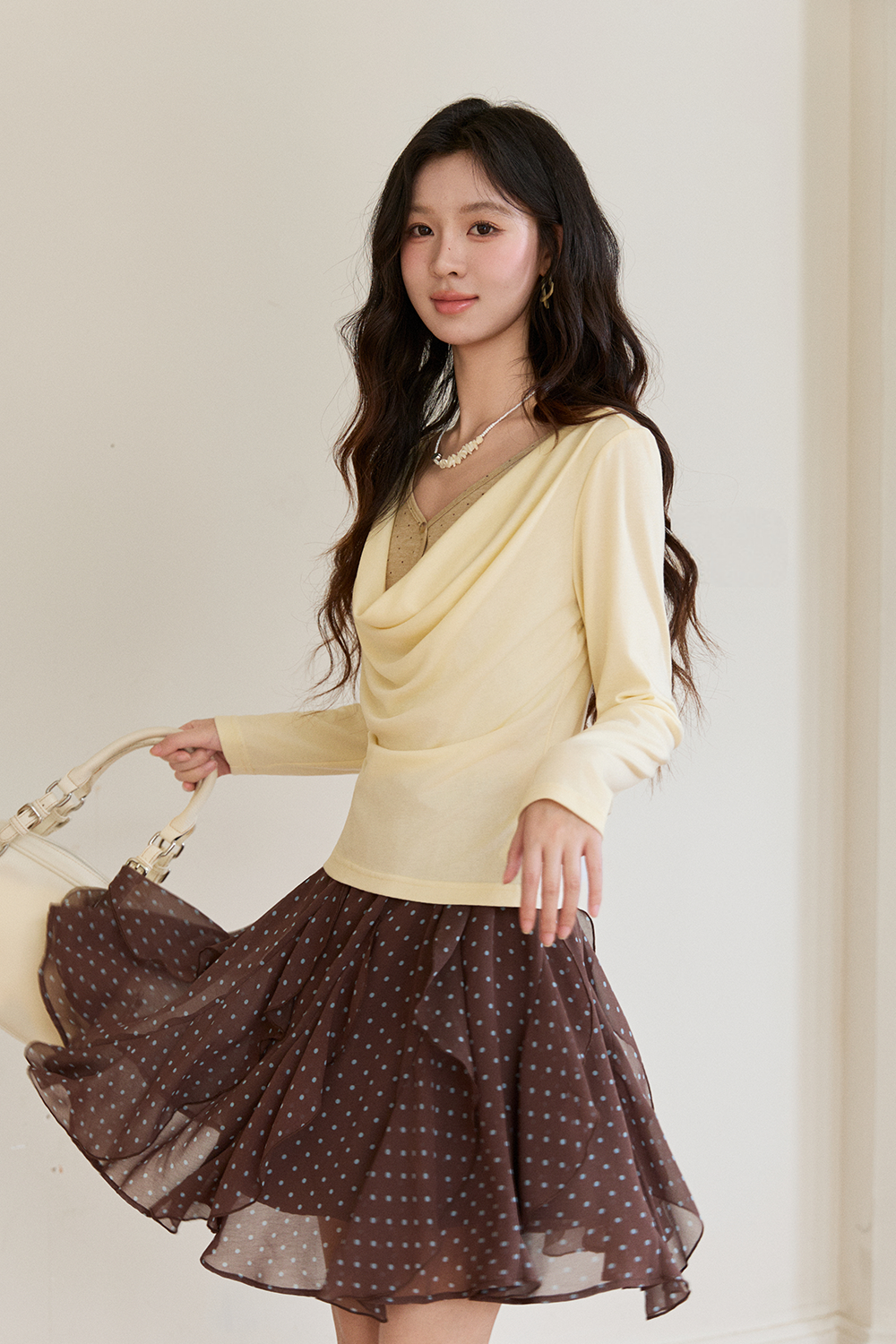 เสื้อถักและเนคไทสำหรับผู้หญิง