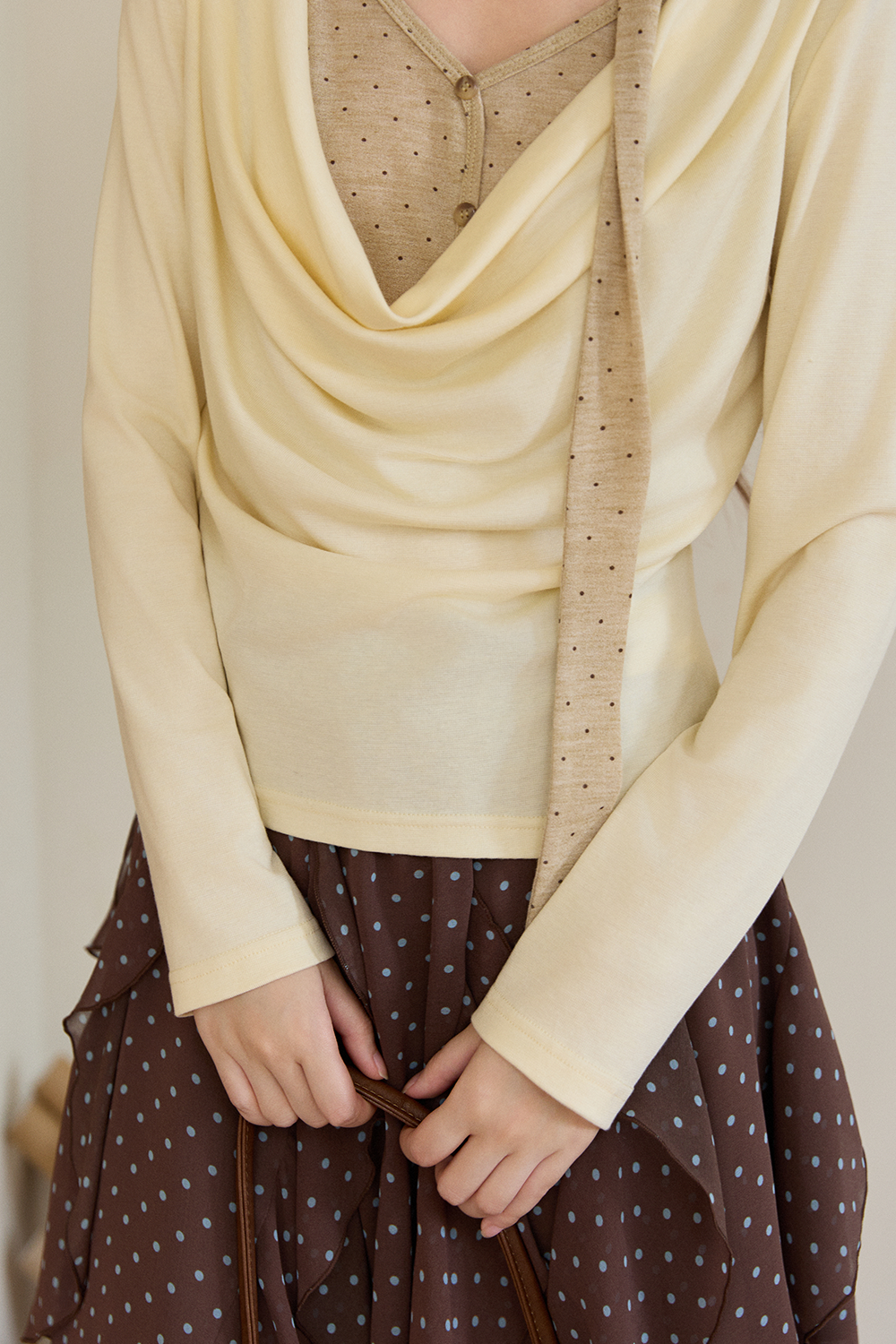 เสื้อถักและเนคไทสำหรับผู้หญิง