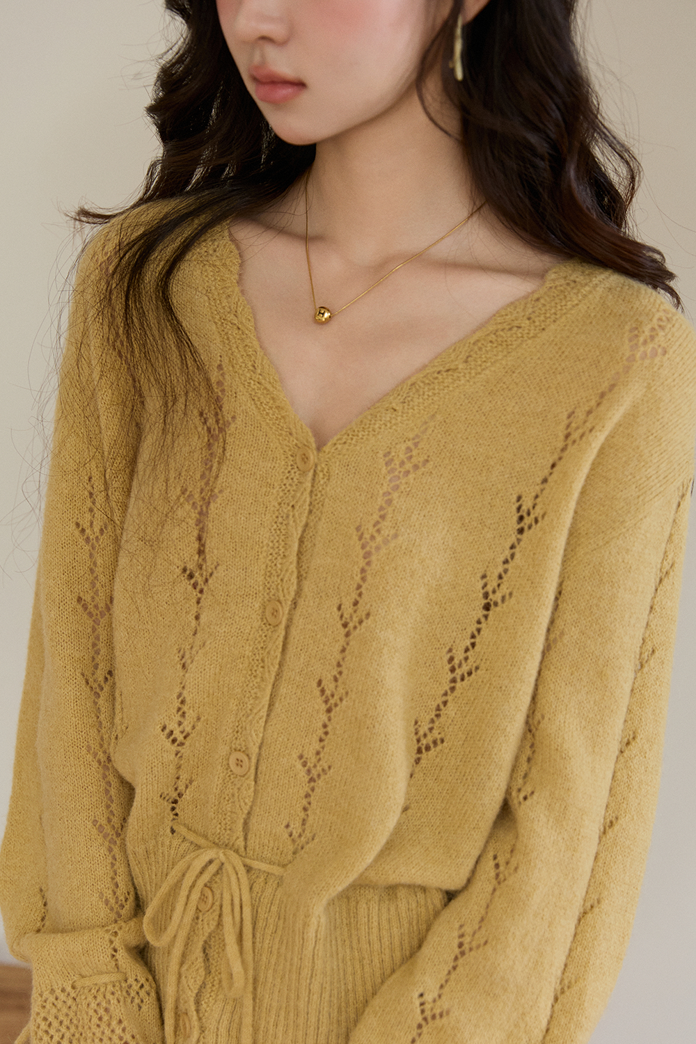 女性のためのニットシャツ