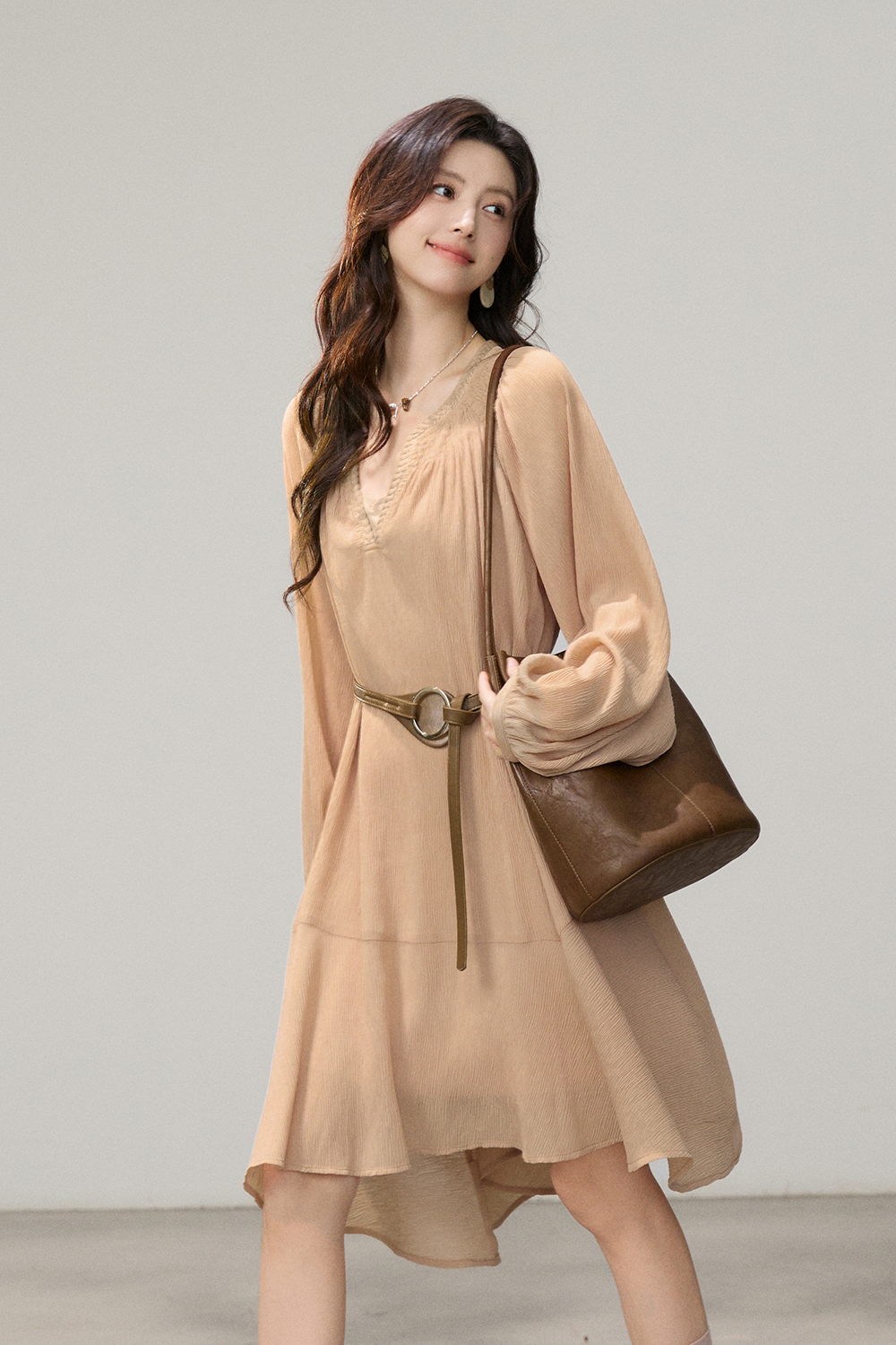 ชุดเดรสยาวปานกลางทรงเอสำหรับผู้หญิง