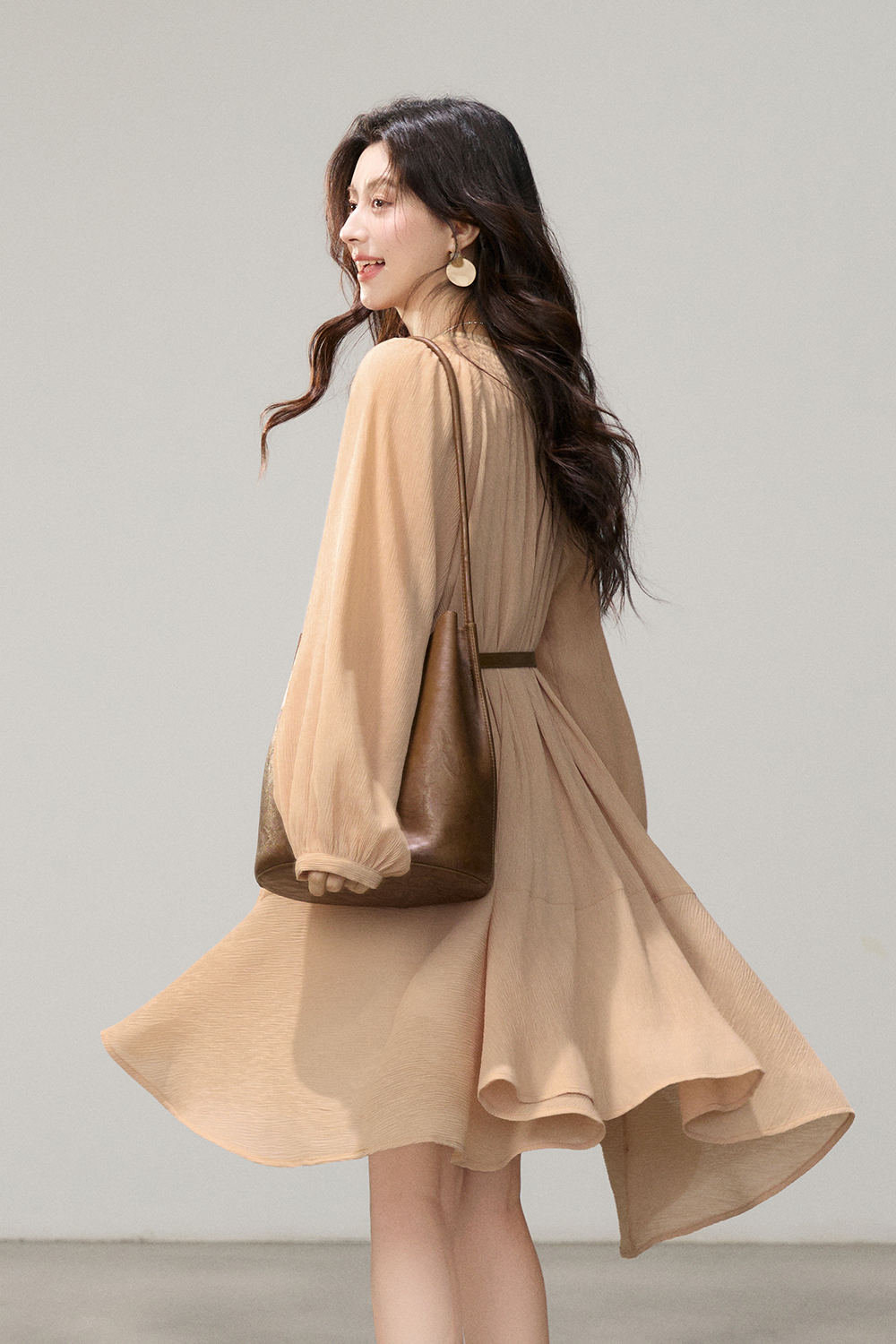 ชุดเดรสยาวปานกลางทรงเอสำหรับผู้หญิง