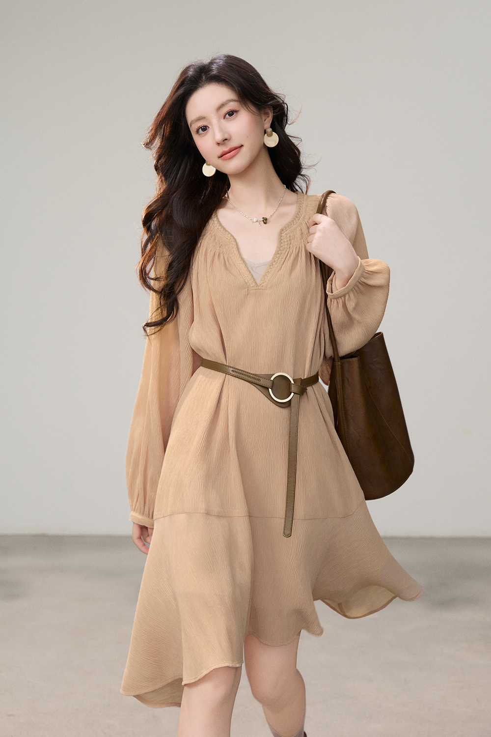 ชุดเดรสยาวปานกลางทรงเอสำหรับผู้หญิง