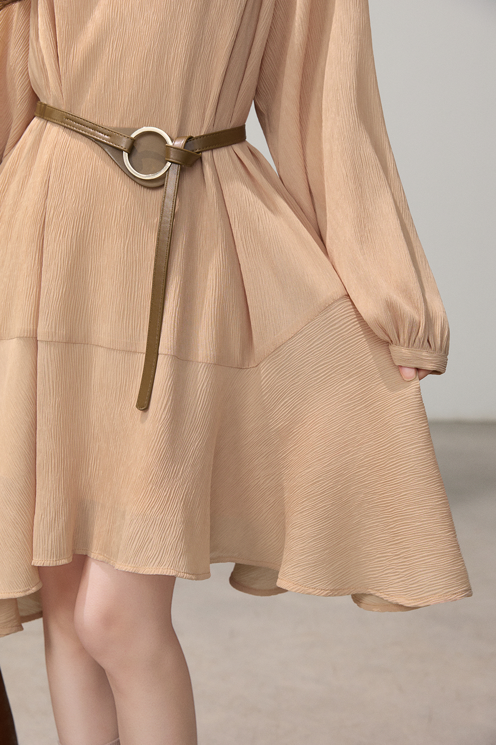 ชุดเดรสยาวปานกลางทรงเอสำหรับผู้หญิง