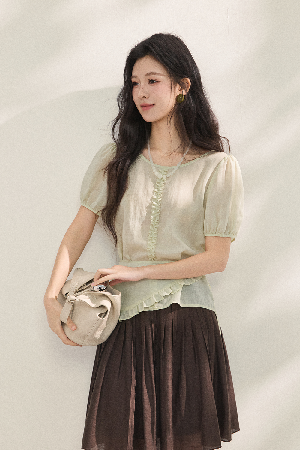 여성용 블라우스와 벨트