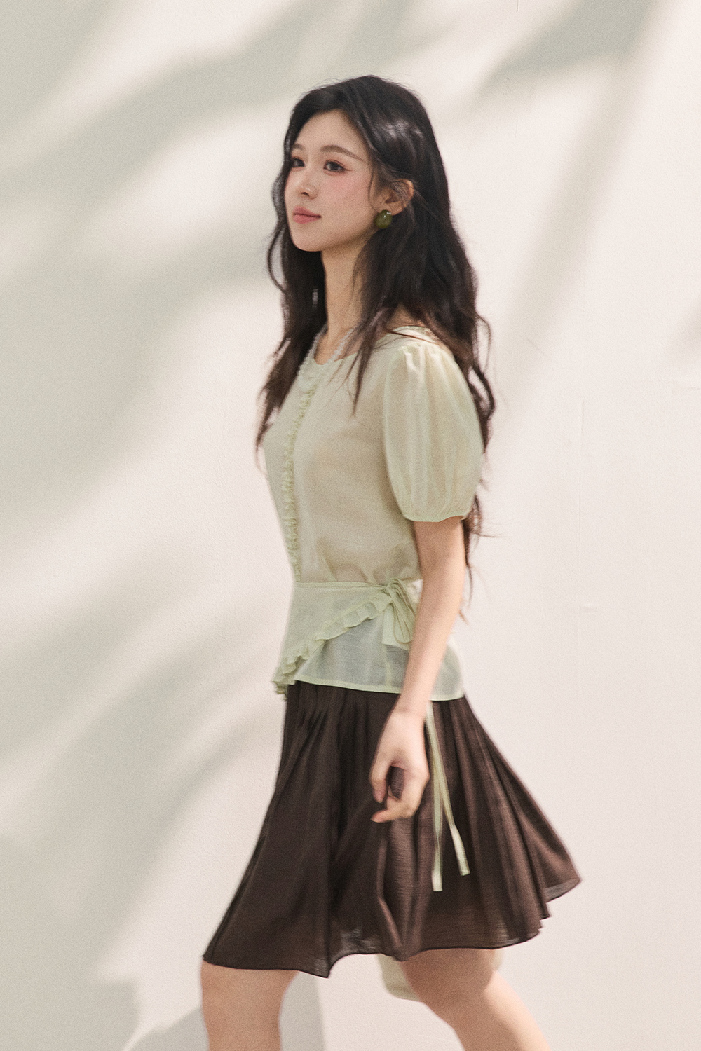 여성용 블라우스와 벨트