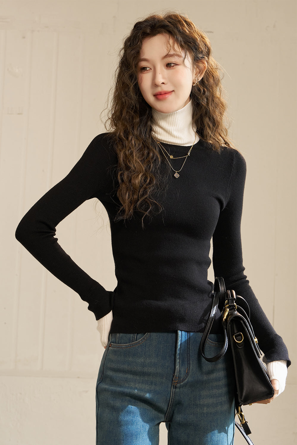 女性のためのニットシャツ