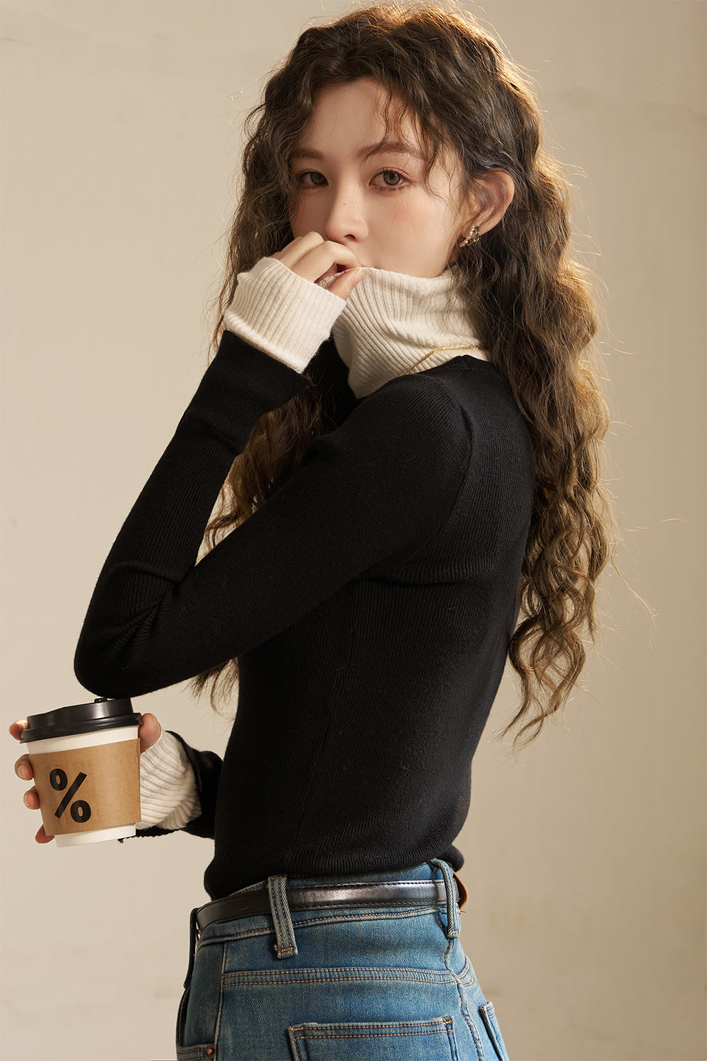 女性のためのニットシャツ
