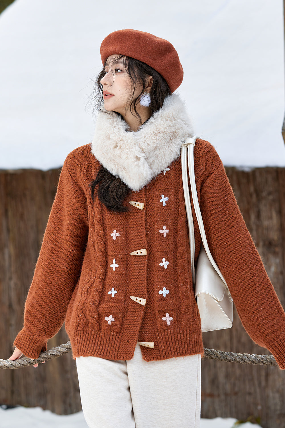 女性のためのニットシャツ