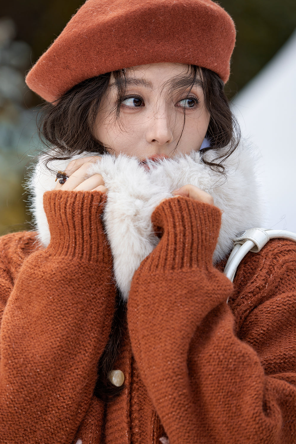 女性のためのニットシャツ