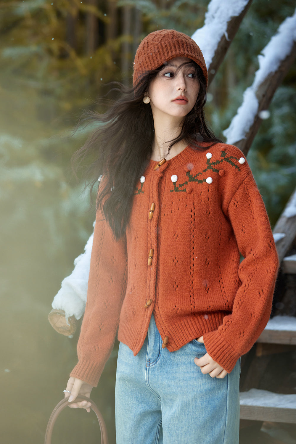 女性のためのニットシャツ
