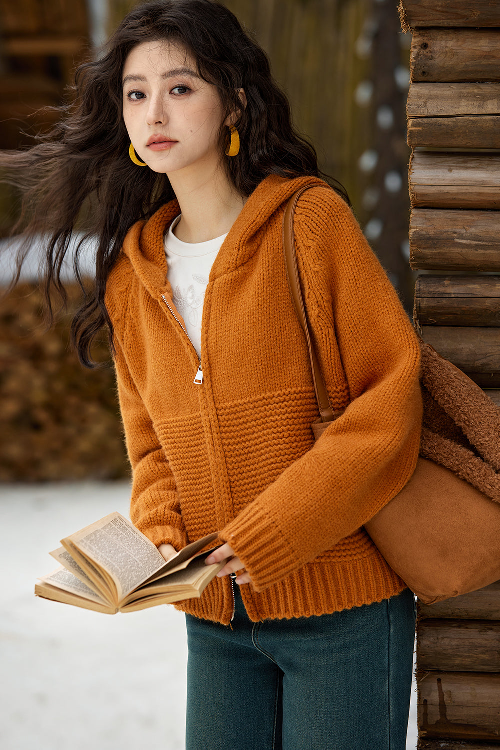 女性のためのニットシャツ