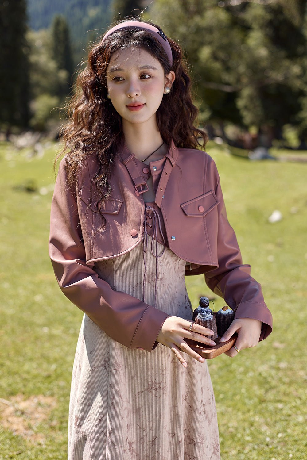 ชุดเดรสสายเดี่ยวและเสื้อโค้ท ขายแยกกัน