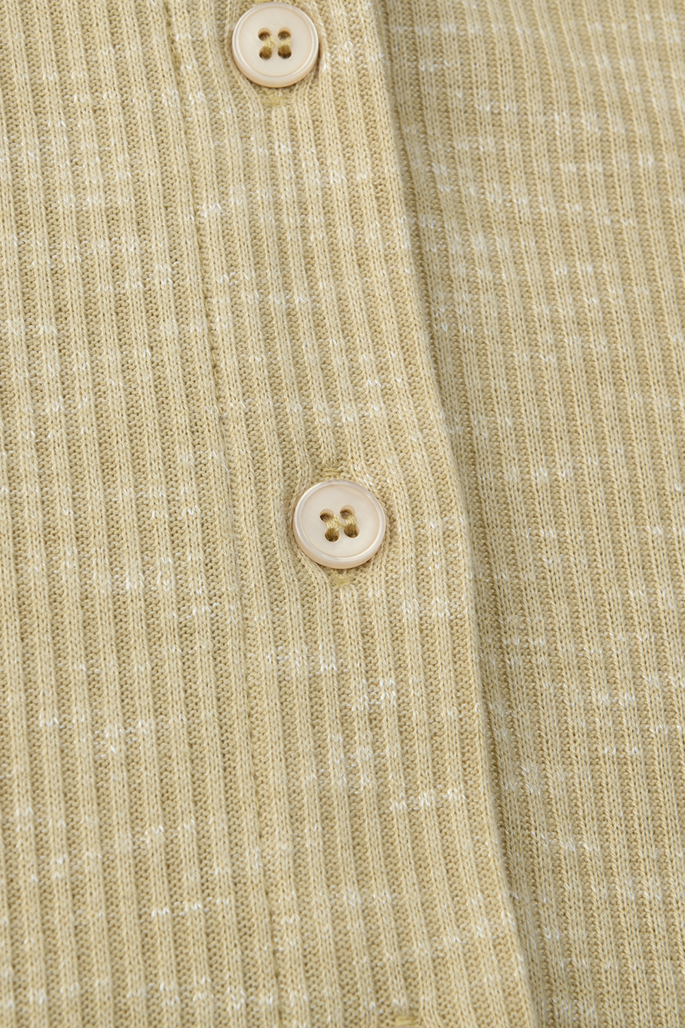 女性のためのニットシャツ